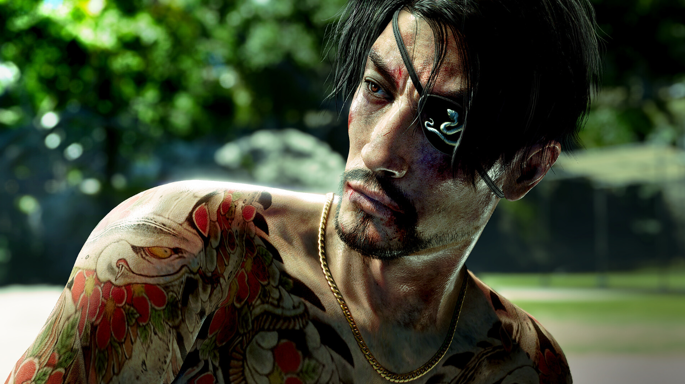 Like a Dragon: Pirate Yakuza in Hawaii 게임의 스크린샷에는 문신을 한 캐릭터가 멍과 피 묻은 얼굴로 클로즈업되어 있습니다. 그는 안대를 착용하고 있습니다.