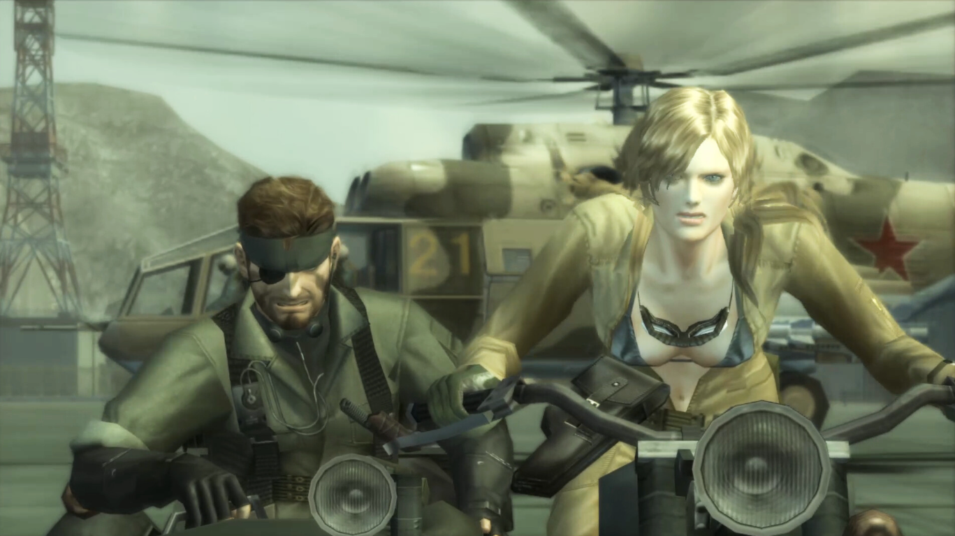 Metal Gear Solid Delta: Snake Eater 게임의 스크린샷에는 오토바이에 탄 캐릭터 두 명이 소련 헬리콥터에서 달려가는 모습이 나와 있습니다.