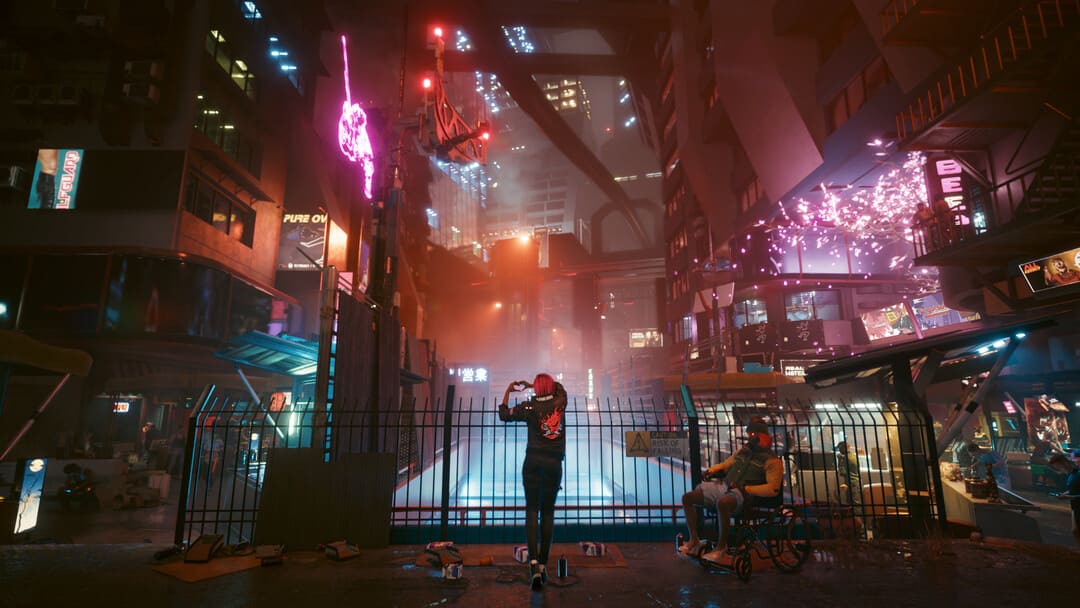 최고의 싱글 플레이어 게임 중 하나 인 Cyberpunk 2077의 스크린 샷, 휠체어에 남자와 더러운 도시 장면을 보여주고 여자가 쓰레기로 심장 사인을하는 여자