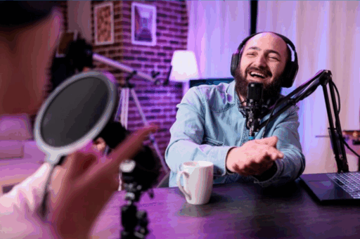 반응 동영상 및 게임 산업을 개편한 방법 Man being interviewed on a podcast