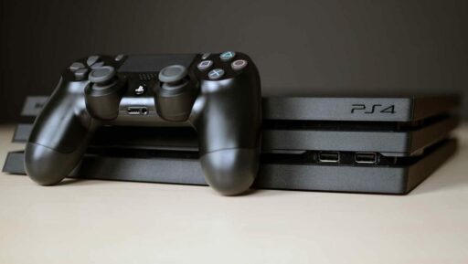 Sony는 PS5의 부족으로 인해 PS4를 계속 생산합니다.