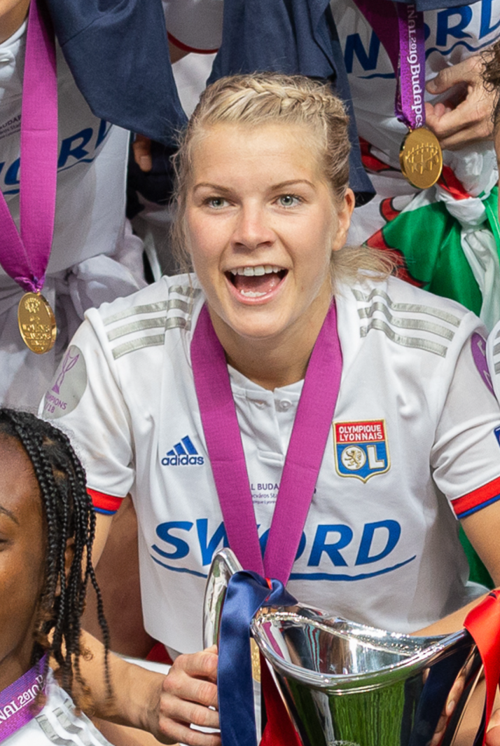그녀의 팀 Olympique Lyonnais와 함께 트로피 우승을 축하하는 축구 선수 Ada Hegerberg