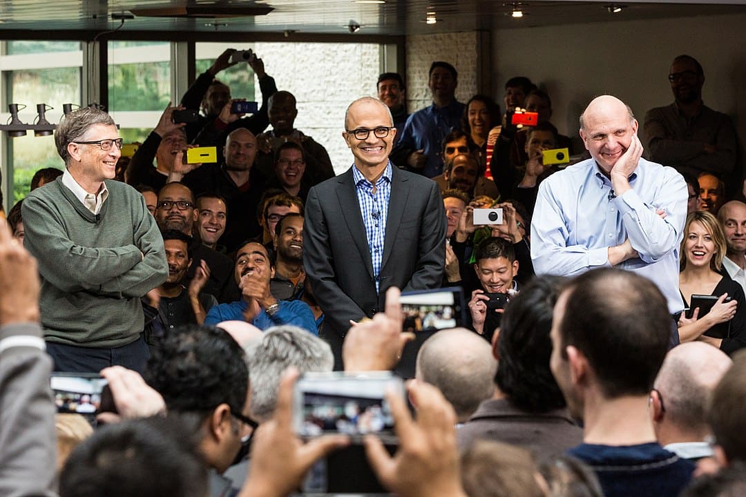 Satya Nadella의 첫날 Microsoft CEO, Steve Ballmer의 Flanked 및 창립자 Bill Gates의 사진