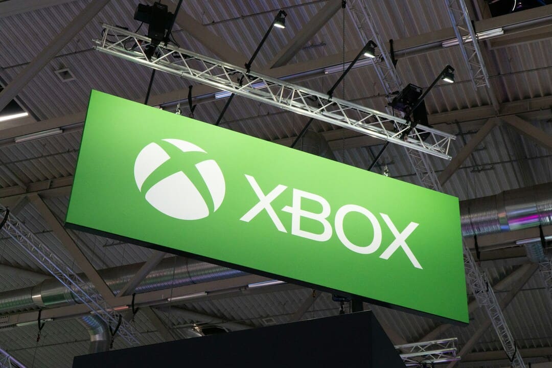 컨벤션을위한 Xbox 로고가있는 거대한 일시 중단 녹색 사인