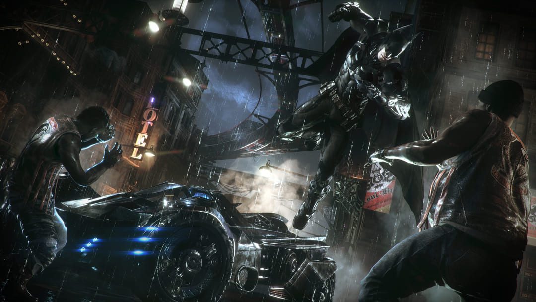 배트맨 게임의 스크린 샷 : 배트맨이 누군가를 펀치하려고하는 Arkham Knight, Batmobile과 함께 배경에 배경