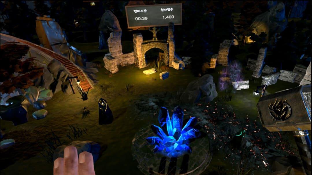 이상한 야간 안뜰 장면의 중간에 푸른 크리스탈의 Eariel보기를 보여주는 Game God Hand (2019 VR)의 스크린 샷