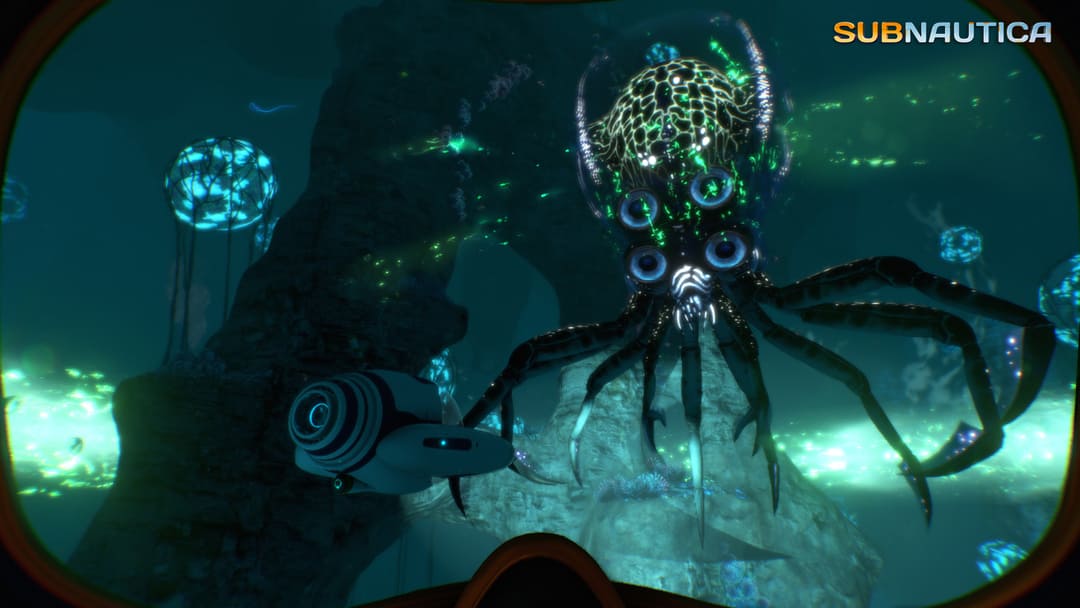 게임 Subnautica (2018)의 스크린 샷은 8 개의 다리와 거대한 머리를 가진 빛나는 수중 생물을 보여줍니다.