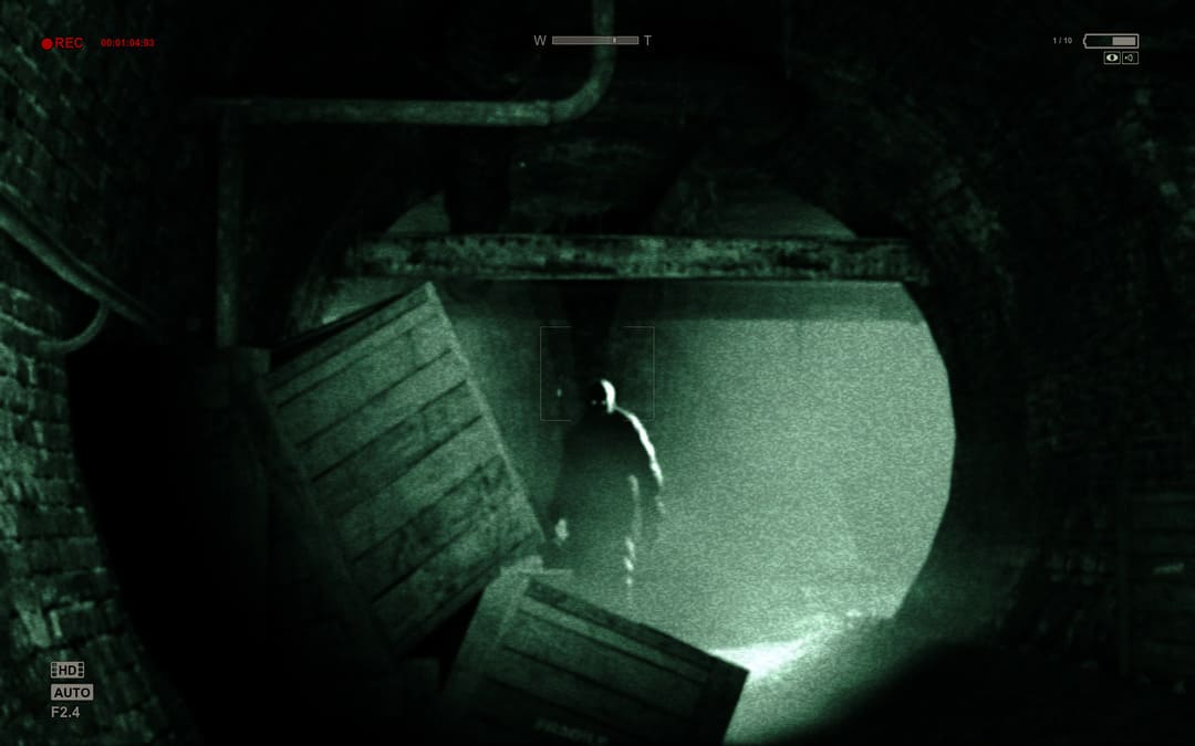 게임 Outlast (2013)의 스크린 샷 캠코더를 통해 어두운 버려진 터널에서 보이는 인물을 보여주는 스크린 샷
