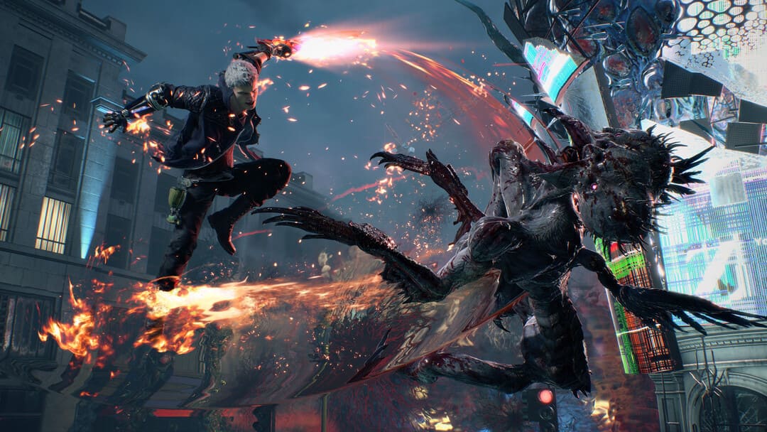 게임의 스크린 샷 Devil May Cry 5는 악마의 생물을 때렸을 때 불꽃이 날아가는 공중에서 남자를 보여줍니다.