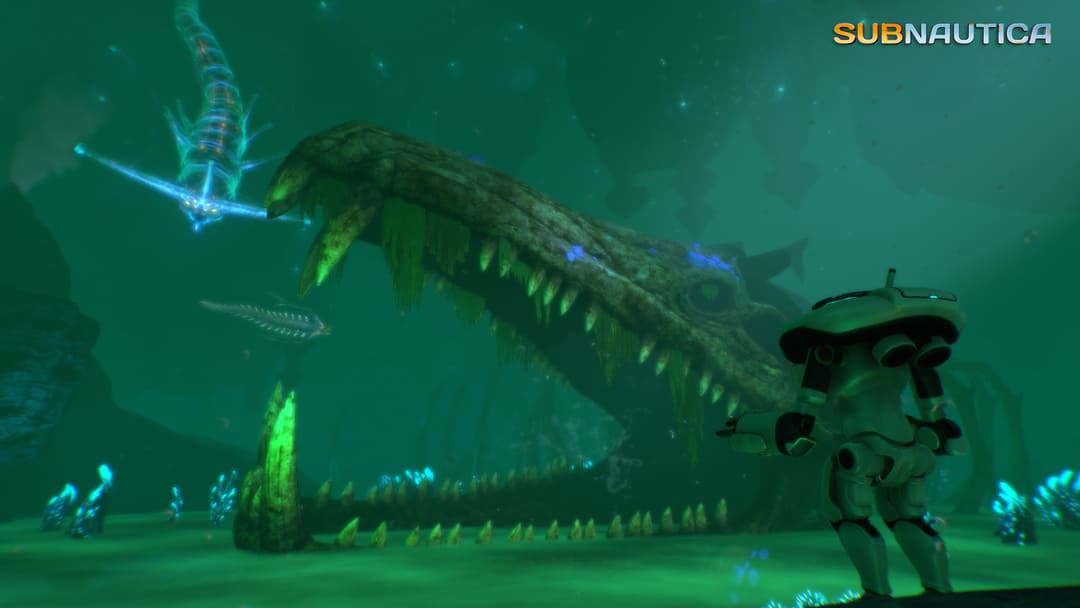 게임 Subnautica의 스크린 샷은 거대하고 틈새, 길고 이빨이있는 끔찍한 심해 생물을 보여주는 스크린 샷 