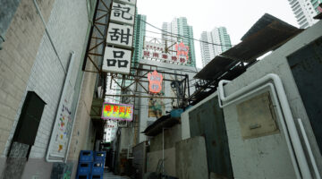 잔인한 바디 캠 행동에서 소녀는 복수 인 척