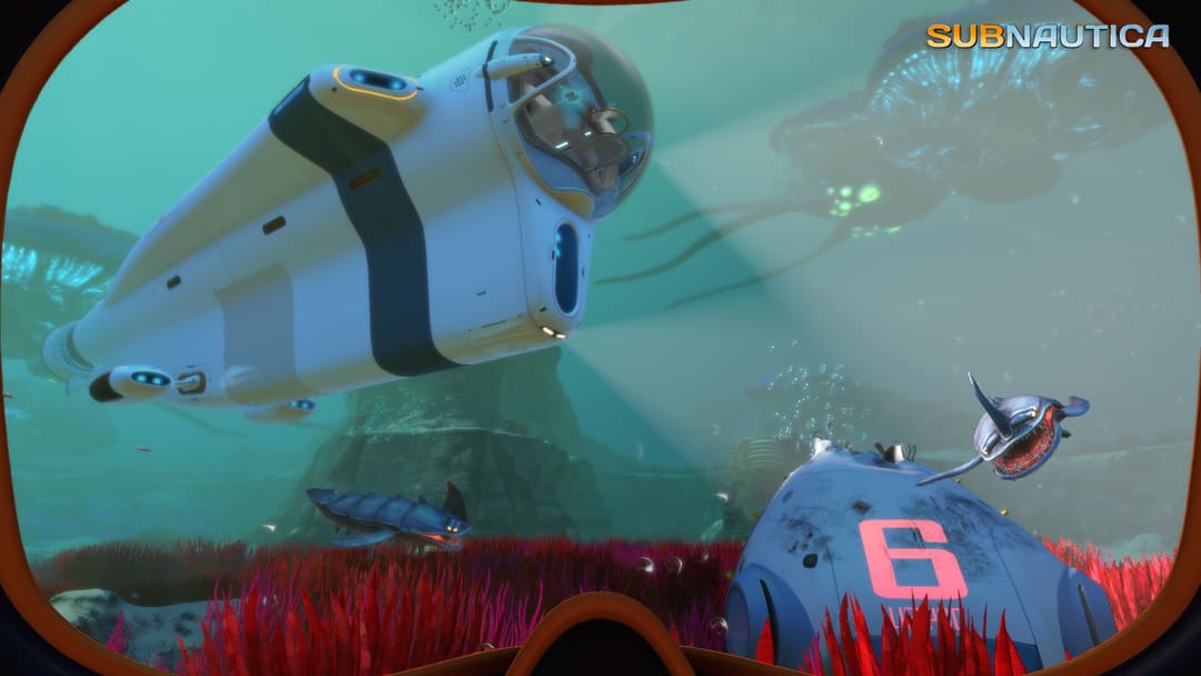 게임 Subnautica의 스크린 샷은 바다 생물이 수영하는 세련된 현대의 한 사람 잠수함을 보여주는 스크린 샷