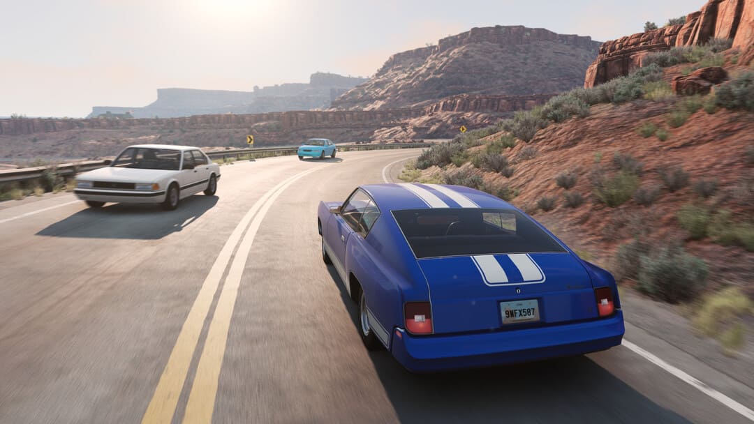 게임 beamng.drive의 스크린 샷 흰색 차가 사막 절벽 시골 고속도로를 운전하는 흰색 정제 줄무늬가있는 파란색 자동차를 보여줍니다.
