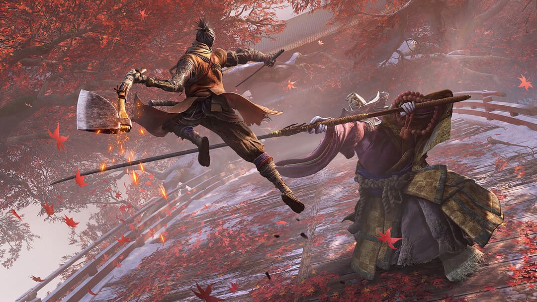 게임 Sekiro : Shadows Die의 스크린 샷-가을 일본 정원의 다리에서 극을 휘두르는 전투기를 전투기 점프를 보여주는 Goty Edition